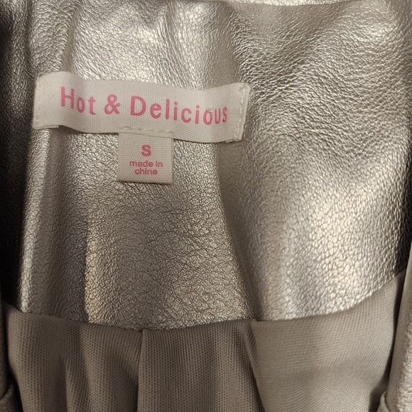 Hot & Delicious Silver Faux Leather Moto Biker Jacket with Patches Size Small - Picture 3 of 7